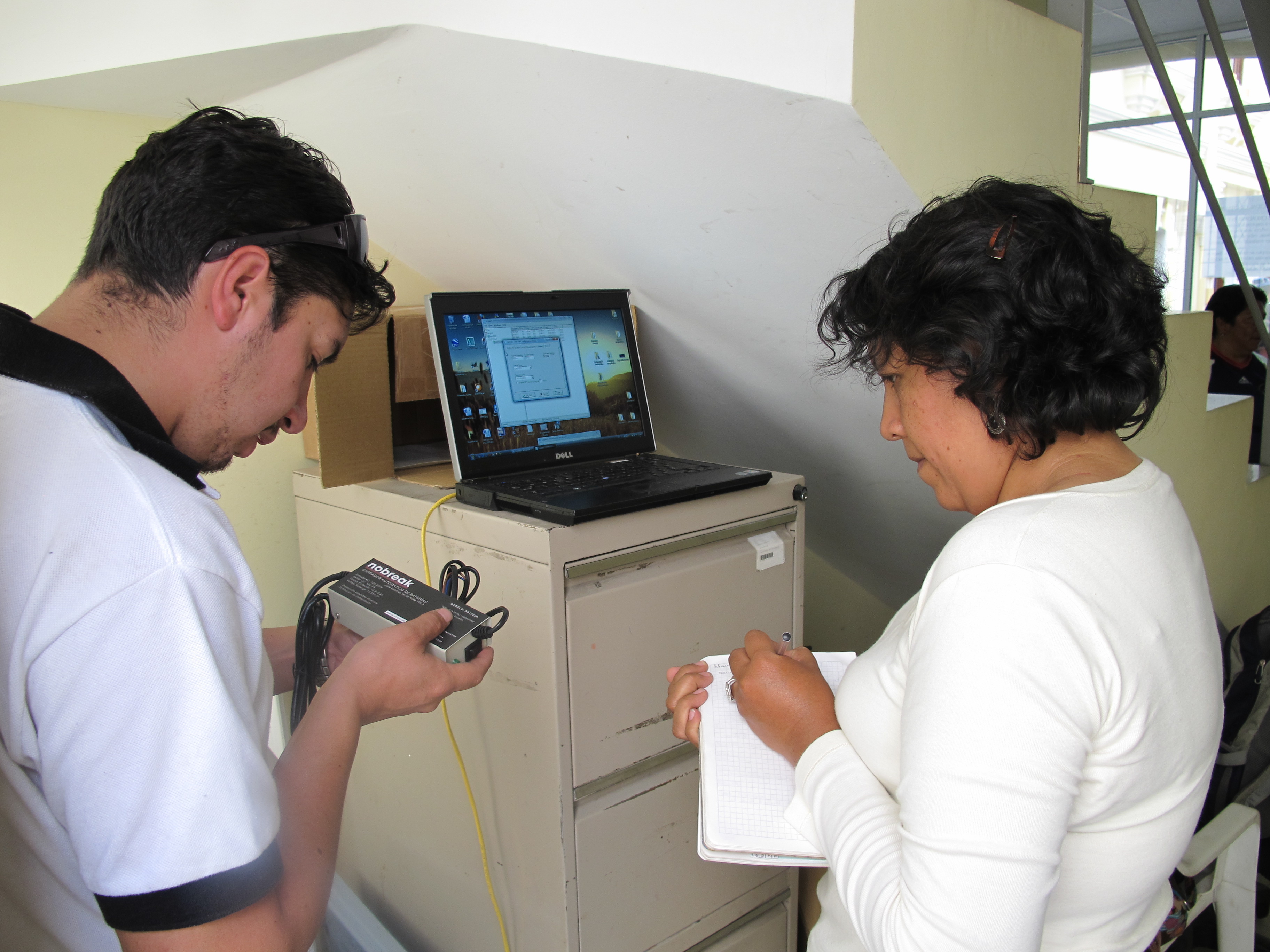 Técnicos del Geofísico recuperan datos de un acelerógrafo instalado en el Municipio de Otavalo. Foto: GM/IG-EPN